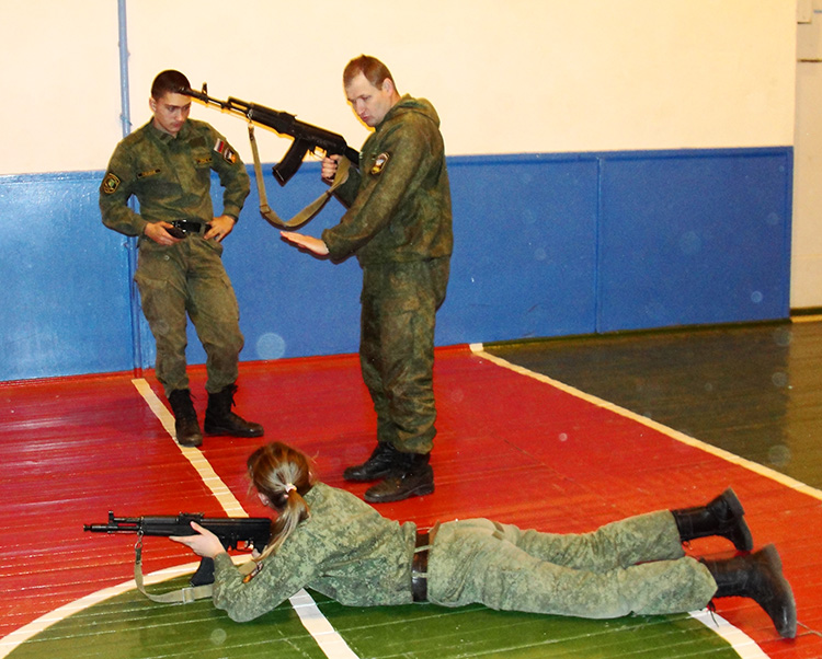 Андреев Александр Николаевич обучает правильности принятия положения для стрельбы лежа